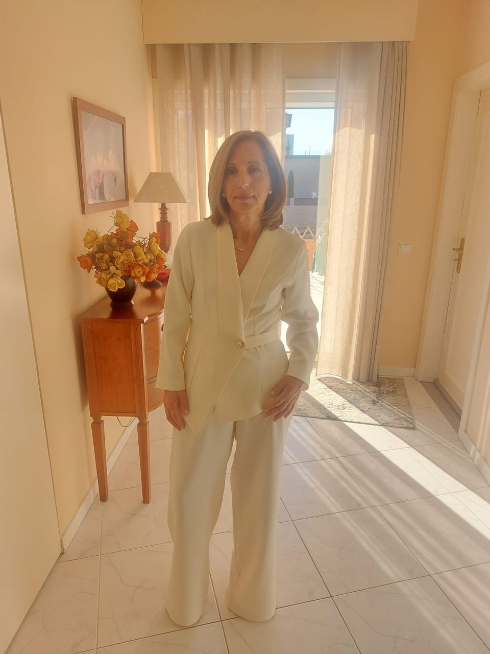 Sameiro Perestrelo de corpo inteiro, de fato branco